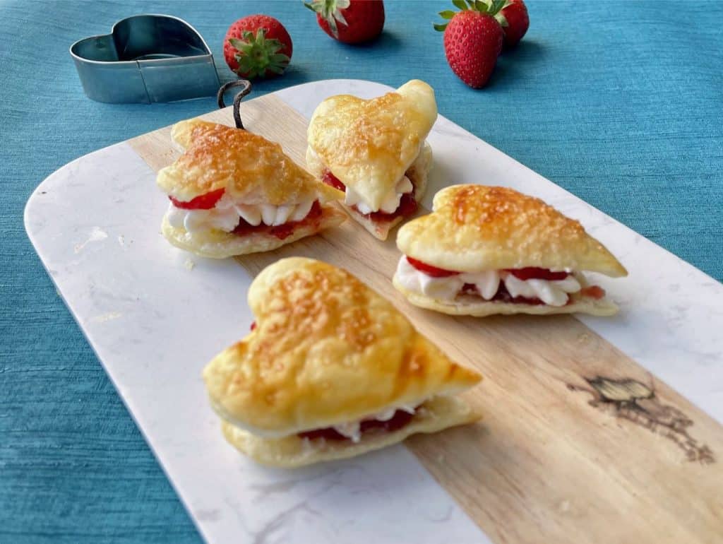 Eenhaps bladerdeeg gebakjes met aardbeien