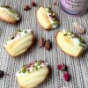 Madeleines met pistache en roos