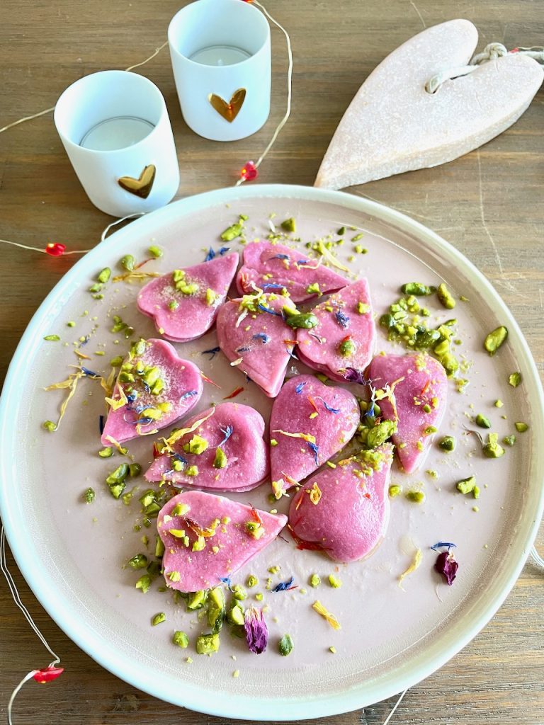 Roze ravioli met ricotta vulling