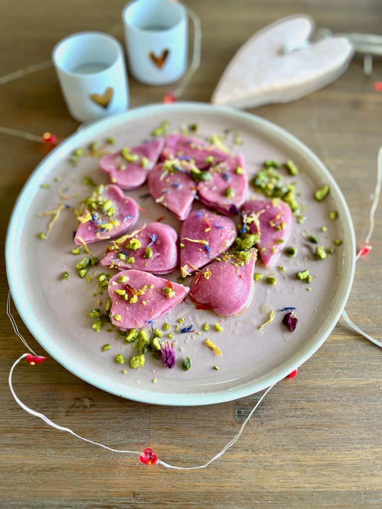 Roze ravioli met ricotta vulling