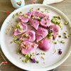 Roze ravioli met ricotta vulling