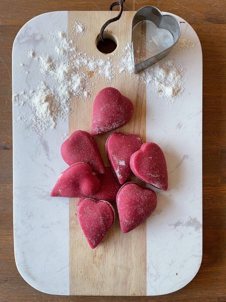 Roze ravioli met ricotta vulling